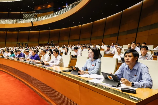 Có nên áp dụng quy định bắt buộc công chứng đối với giao dịch bất động sản?